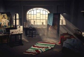 Uno studio d'arte poco illuminato con una grande finestra ad arco che proietta la luce sulle opere e sui soffitti sparsi. I quadri sono appoggiati su cavalletti e una sedia si trova accanto alla finestra. I motivi sui soffitti aggiungono calore al caos creativo della stanza.