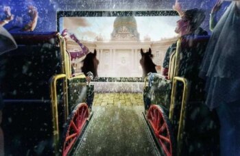 Lors d'un tour en int&eacute;rieur, les passagers d&eacute;couvrent des effets de pluie et une vue d'un b&acirc;timent historique &agrave; travers un &eacute;cran. Deux chevaux anim&eacute;s et une cal&egrave;che virtuelle simulent un trajet par temps orageux. Les gens l&egrave;vent les mains comme s'ils &eacute;taient en train de monter dans une attraction passionnante.  