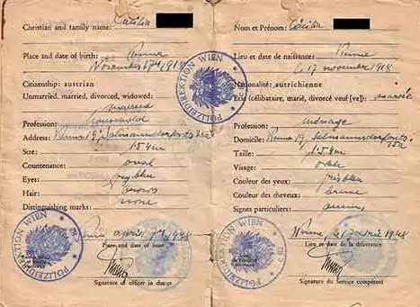 Un vecchio documento d “identità con dettagli scritti a mano, tra cui nome, data di nascita e caratteristiche fisiche. Sono visibili diversi timbri e firme ufficiali che ne provano l” autenticità e la verifica.