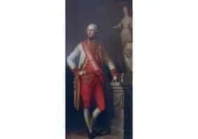 Un homme v&ecirc;tu au XVIIIe si&egrave;cle d'un manteau rouge, d'un pantalon au genou et d'une ceinture se tient &agrave; l'int&eacute;rieur, posant une main sur une table avec une statue &agrave; l'arri&egrave;re-plan.