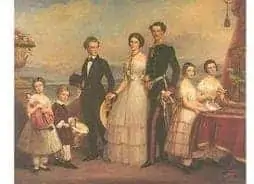 ある古い宝石は、ある家の中で、子供と青少年からなる4人家族が、女性たちは服を着て、男性たちはズボンやユニフォームを身につけ、その傍らには花と緑に彩られた椅子があるという、とても華やかな光景を描いている。