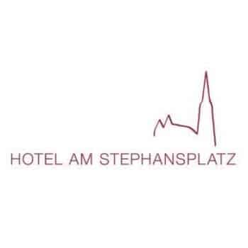 Logo des Hotels Am Stephansplatz mit einer minimalistischen Strichzeichnung eines Kirchturms &uuml;ber dem Hotelnamen in Gro&szlig;buchstaben.