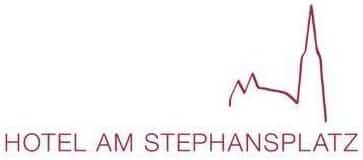 Logo des &bdquo;Hotel Am Stephansplatz&ldquo; mit einem stilisierten kastanienbraunen Umriss eines Domturms &uuml;ber dem Text.