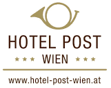 Das Logo des Hotels Post Wien besteht aus einem stilisierten Horn &uuml;ber dem Text &bdquo;HOTEL POST WIEN&ldquo; mit vier Sternen auf jeder Seite. Darunter befindet sich die Website-Adresse: www.hotel-post-wien.at. Das Design ist in einem gedeckten Braunton gehalten.