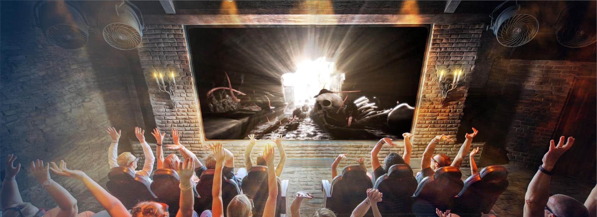 Los espectadores sentados en una sala de cine experimentan una película en 4D con imágenes dramáticas en la pantalla. La escena muestra una puerta que brilla misteriosamente con figuras oscuras, mientras el público levanta las manos emocionado. El entorno incluye paredes de ladrillo y ventiladores de techo.