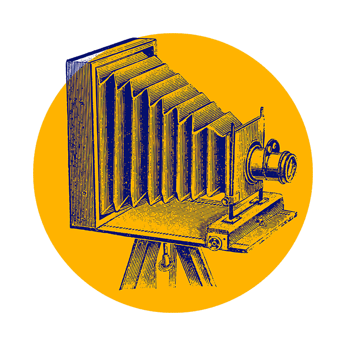 Ilustrace vintage fotoaparátu ve stylu harmoniky v modré barvě na žlutém pozadí. Fotoaparát má měch s několika žebry a je upevněn na podstavci podobném stativu.