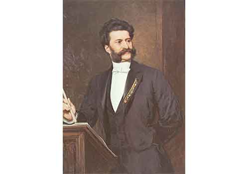 黒いスーツに白いシャツと蝶ネクタイをつけ、演壇に立って警棒を持つ、黒髪で長いもみあげの男の絵。