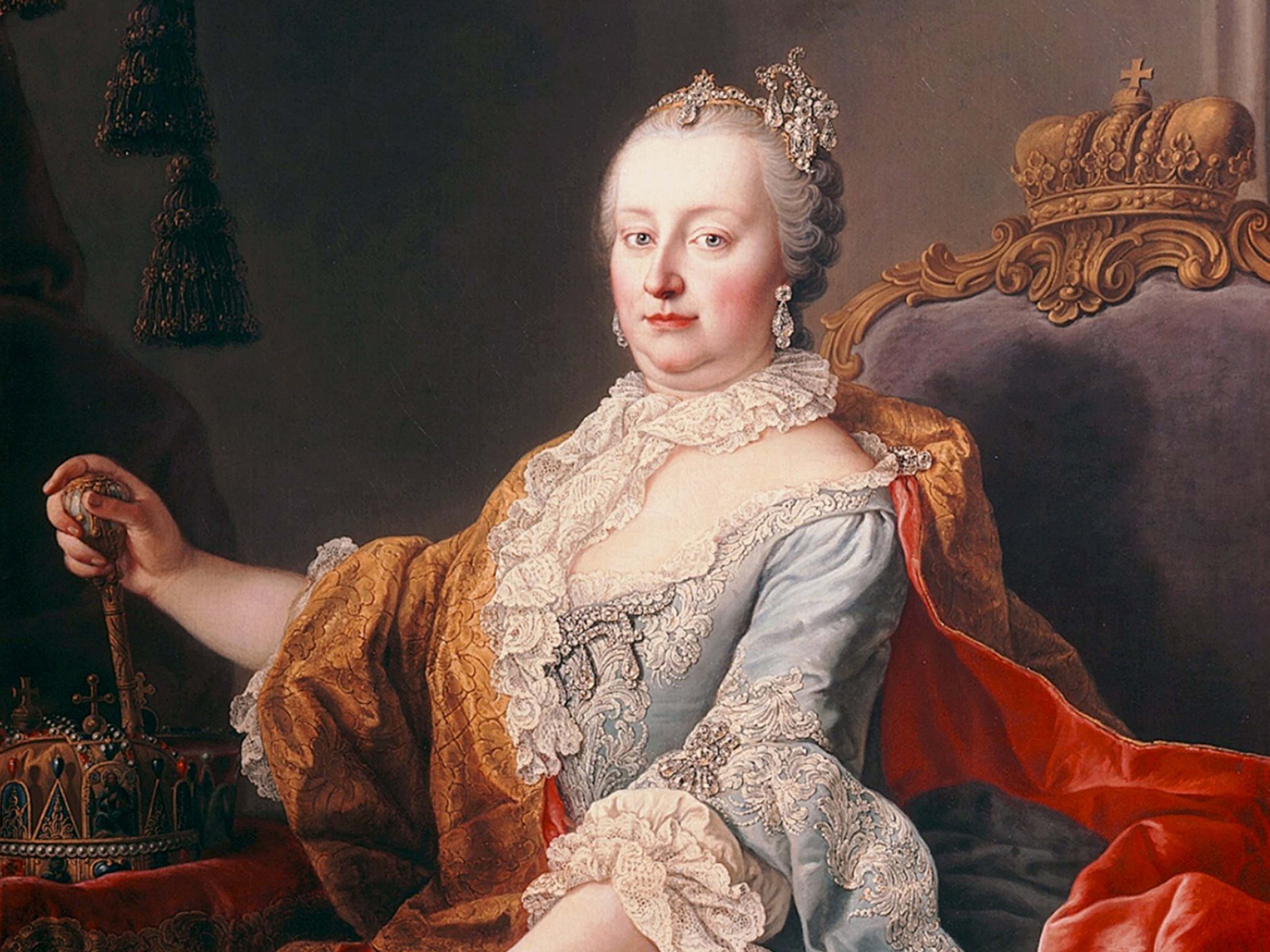 レースのディテールが施された豪華なドレスを着た威厳のある女性が、冬のマーケットで玉座に座り、王冠を手にしている。真珠と宝石をちりばめたアクセサリーを身に着けている。彼女の真剣な表情は、堂々とした装飾が施されたエレガントな背景に縁取られている。