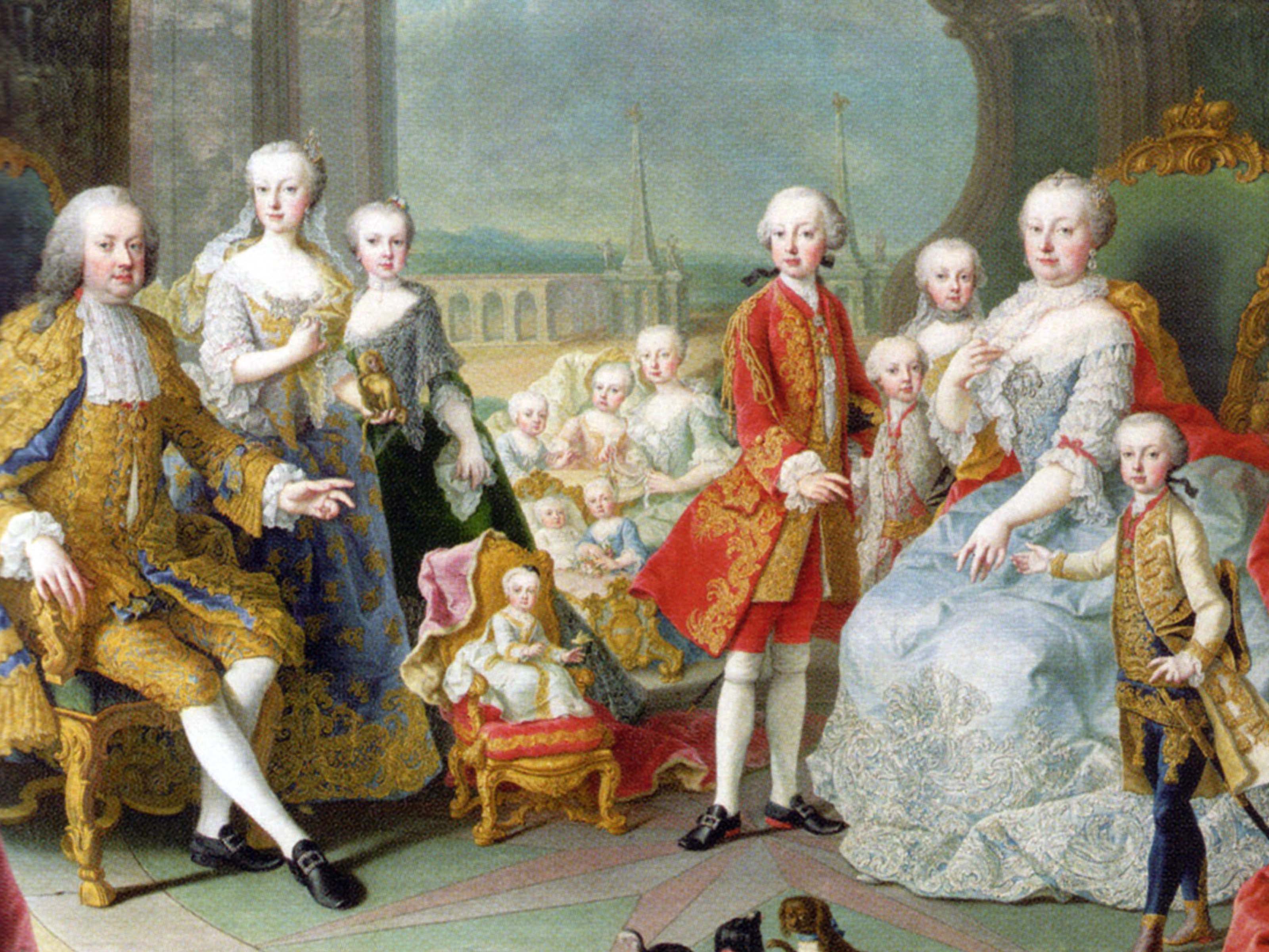 Eine königliche Familie in prunkvoller Kleidung aus dem 18. Jahrhundert posiert in einem Innenraum, umgeben von üppigen Goldverzierungen und eleganten Kleidern. Die opulente Szene erinnert an einen großen Wintermarkt, auf dem Erwachsene und Kinder in festlicher Pracht versammelt sind.