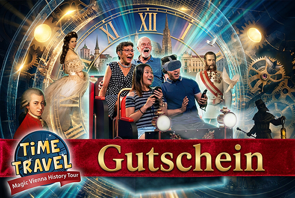 Eine Gruppe aufgeregter Menschen, von denen einige VR-Headsets tragen, fährt in einem Tour-Auto durch eine Collage aus Wiener Wahrzeichen, historischen Figuren, Uhren und Zahnrädern. Der Text lautet "TIME TRAVEL Gutschein - Magic Vienna History Tour".