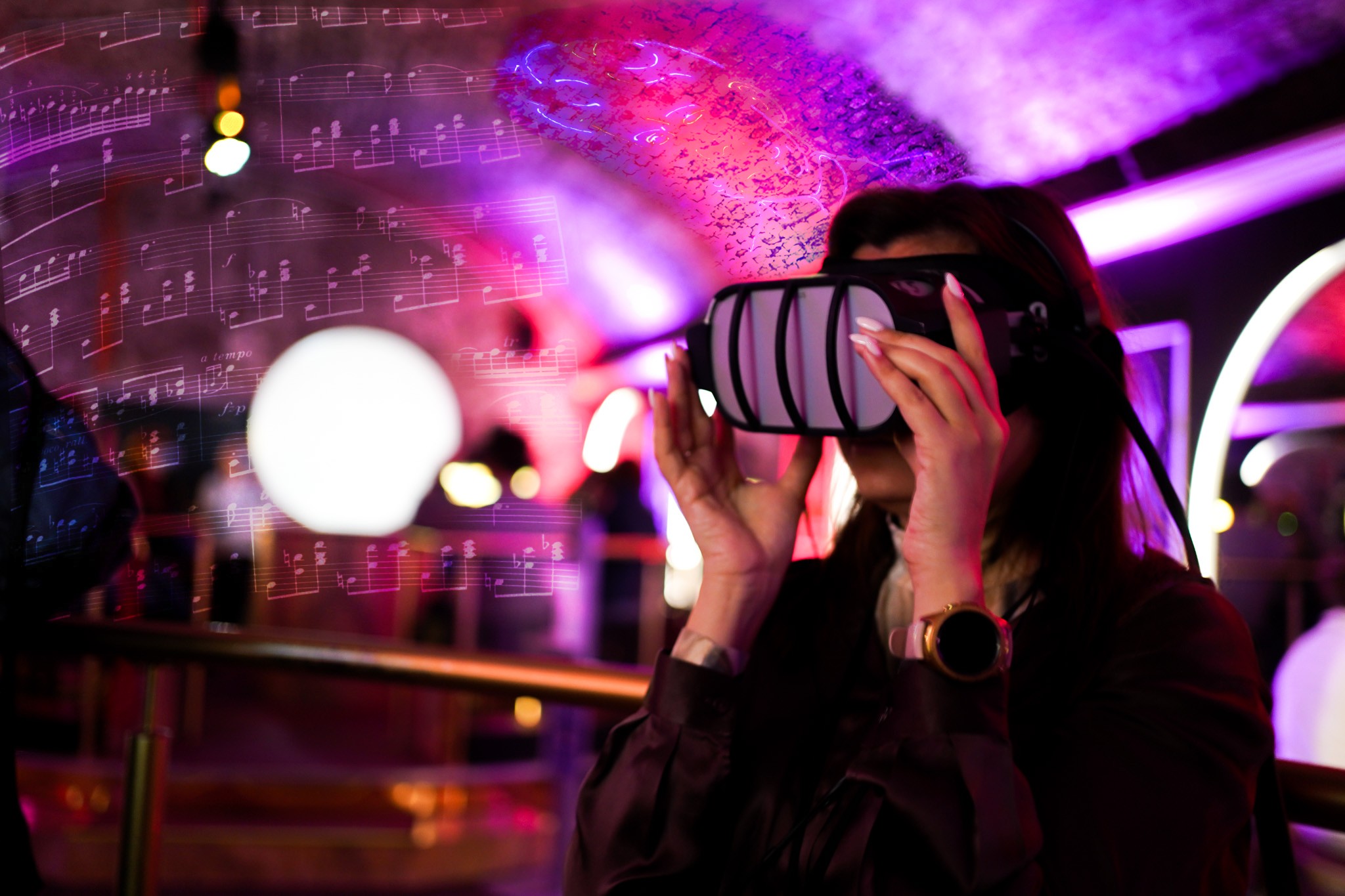Eine Frau, die eine Smartwatch trägt, benutzt ein Virtual-Reality-Headset in einem lebendigen, farbenfrohen Raum mit verschwommenen Lichtern und schwebenden Musiknoten in der Luft.