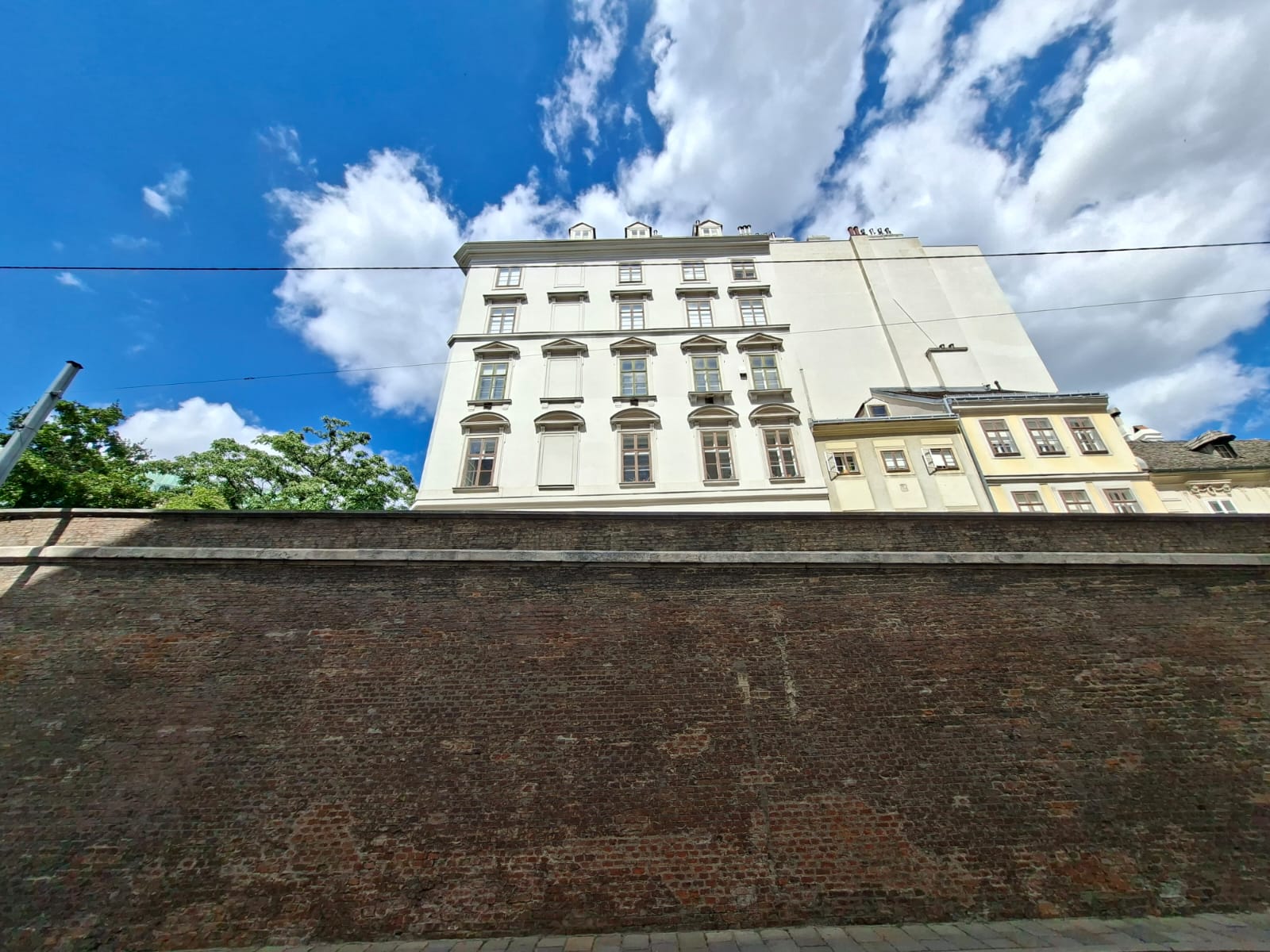 Kriminalfall Wien: Mölkerbastei und ehemalige Stadtmauer aus der Froschperspektive