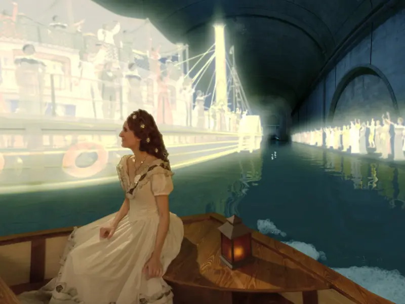 Eine Frau in einem Kleid im historischen Stil sitzt in einem kleinen Boot in einem Tunnel und betrachtet die gespenstische Projektion eines Raddampfers und Menschen, die vom Ufer aus winken.